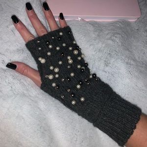 Pearl gloves 🤍